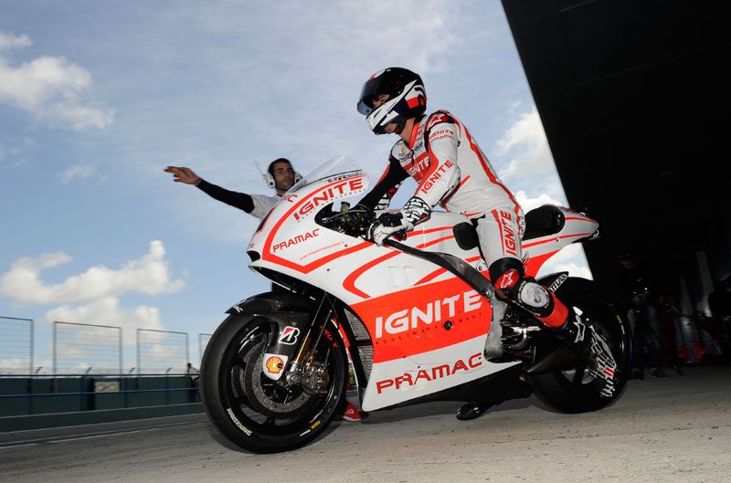 Alex De Angelis con la moto de Spies en Laguna Seca