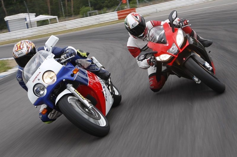 Comparativa: Honda VFR750R RC30 1988 y Aprilia RSV4 2012