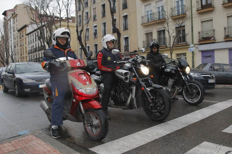 De mensajero con una BMW K1600 GTL, una Ducati Panigale y una Yamaha V-Max