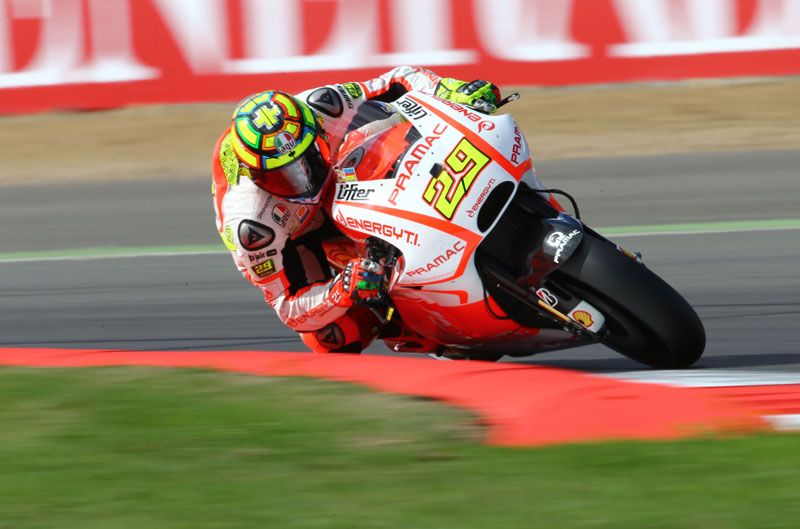 Andrea Iannone continúa con problemas en su hombro derecho
