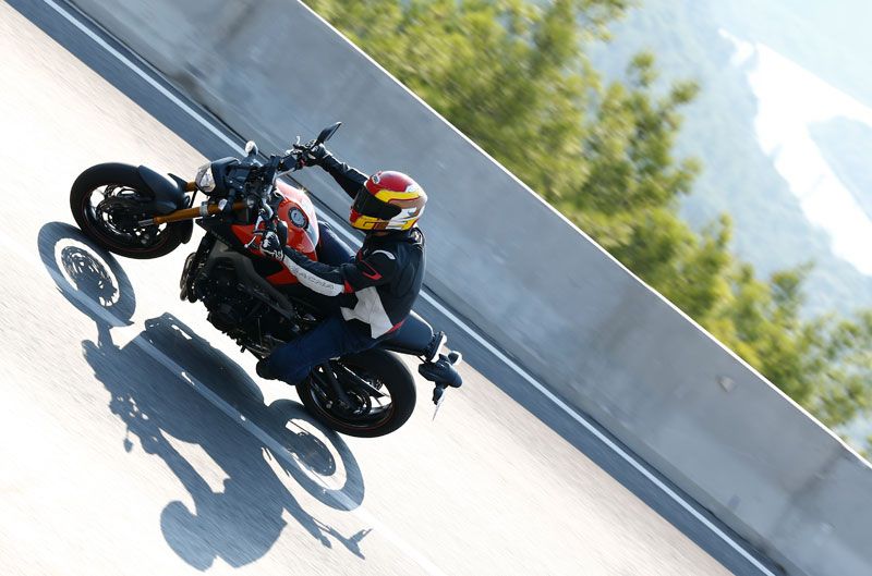 Yamaha MT-09, Kawasaki Z1000SX 2014 y CEV