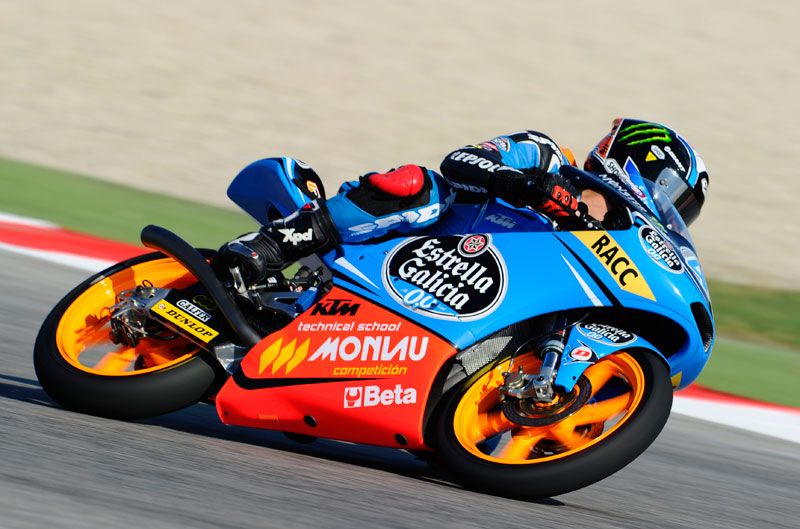 Alex Rins se impone a Maverick Viñales en la última vuelta