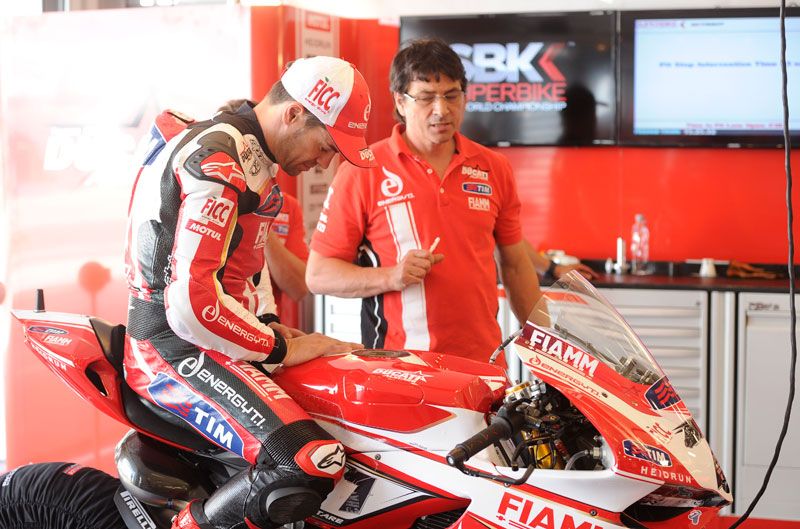 Carlos Checa, de baja para el resto de la temporada