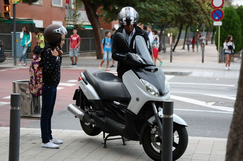 Los niños al cole, en moto