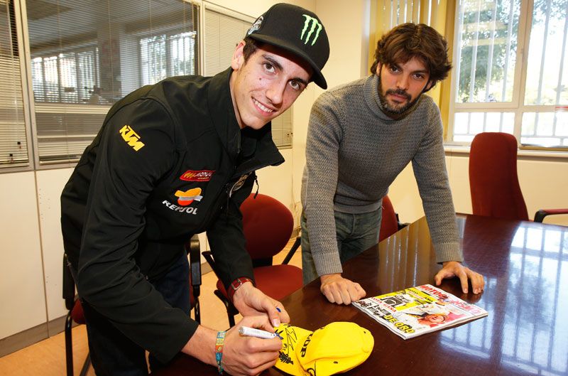 Consigue una gorra firmada por Álex Rins y Álex Márquez