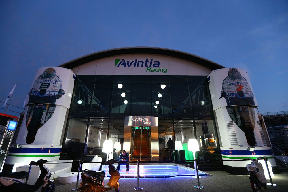 Montaje del hospitality del Avintia Racing en Madrid Motor Days