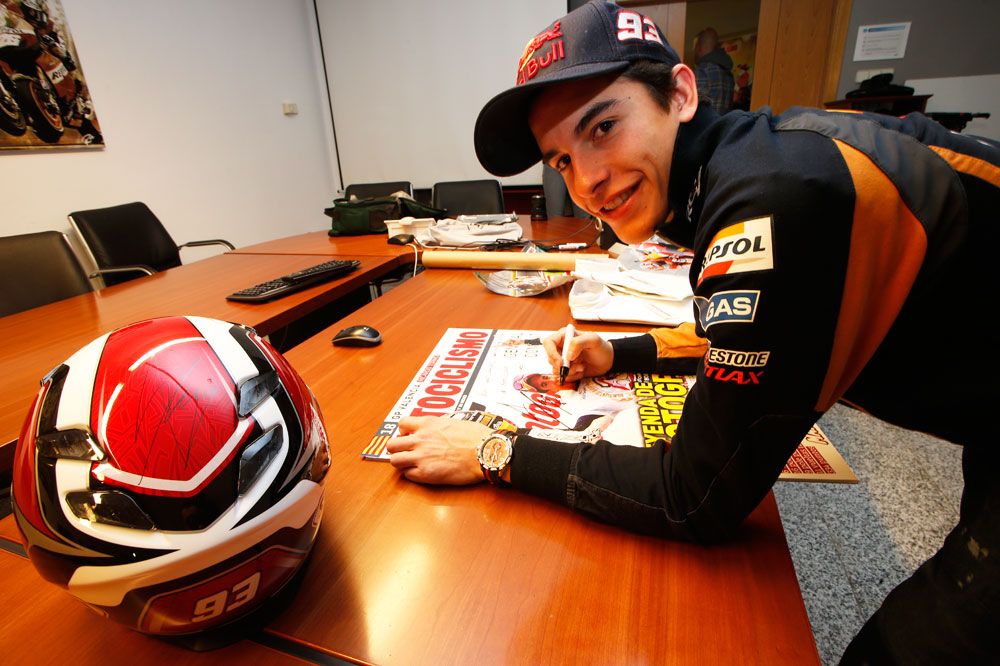 Regalamos un casco Shoei firmado por Marc Márquez