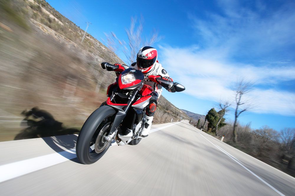 Prueba de la MV Agusta Rivale 800