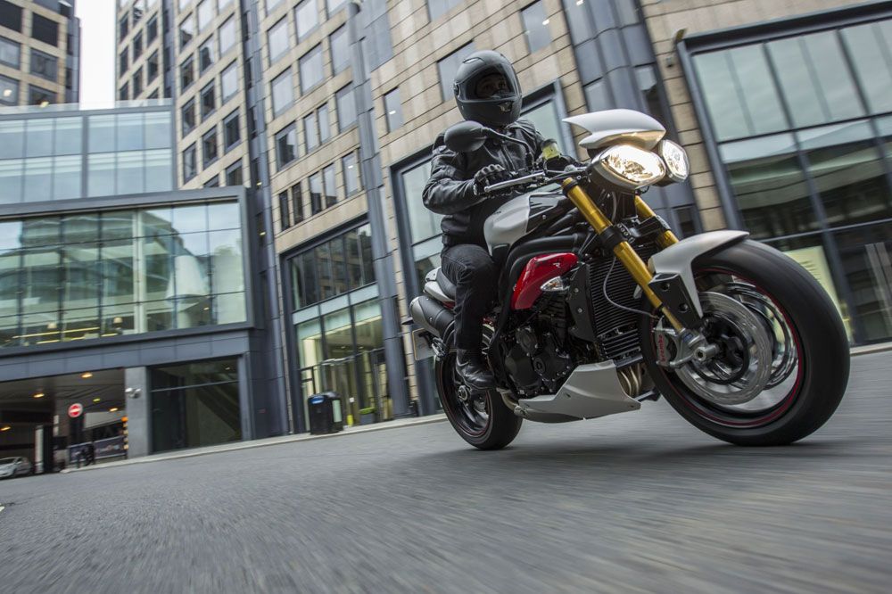 Tu Triumph naked tricilíndrica, totalmente equipada gratis