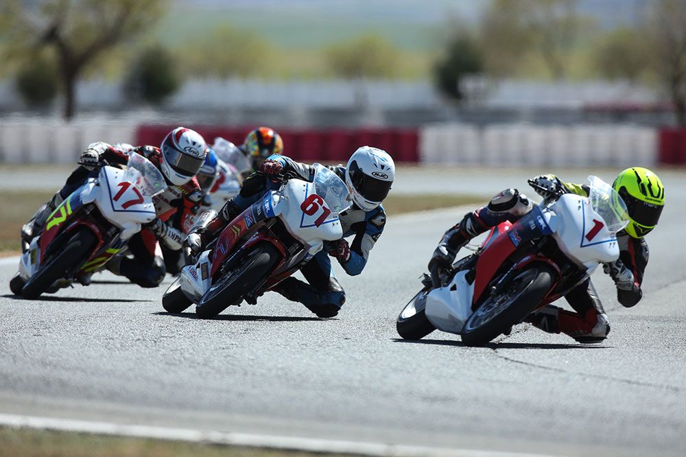 Marc Alcoba gana la primera carrera de la Copa Honda CBR250R