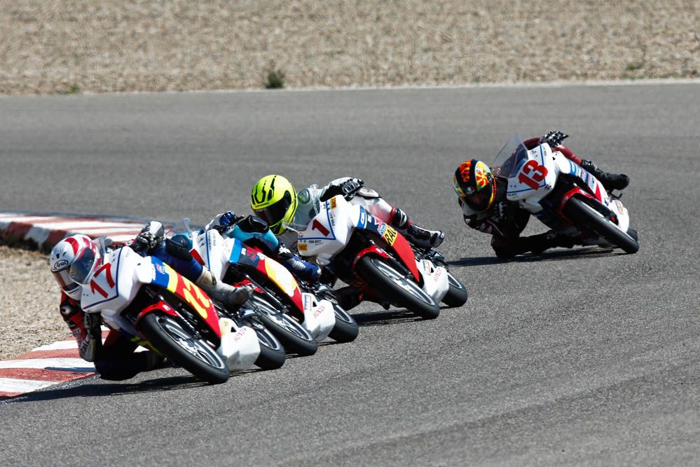 Óscar Gutiérrez triunfa en la segunda cita de la Copa Honda CBR250R