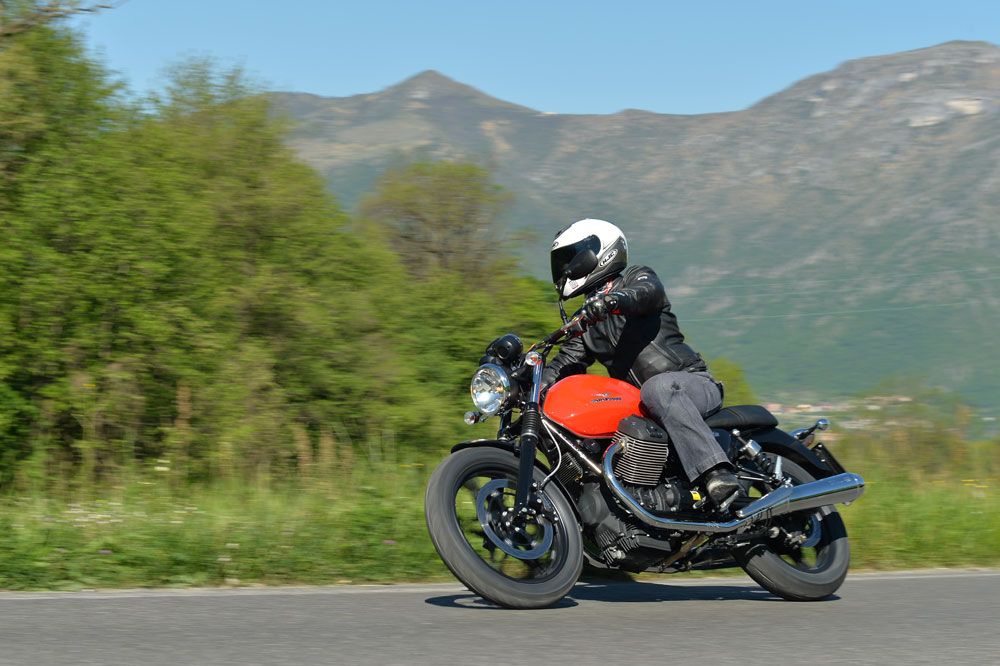 Prueba de la Moto Guzzi V7 2014