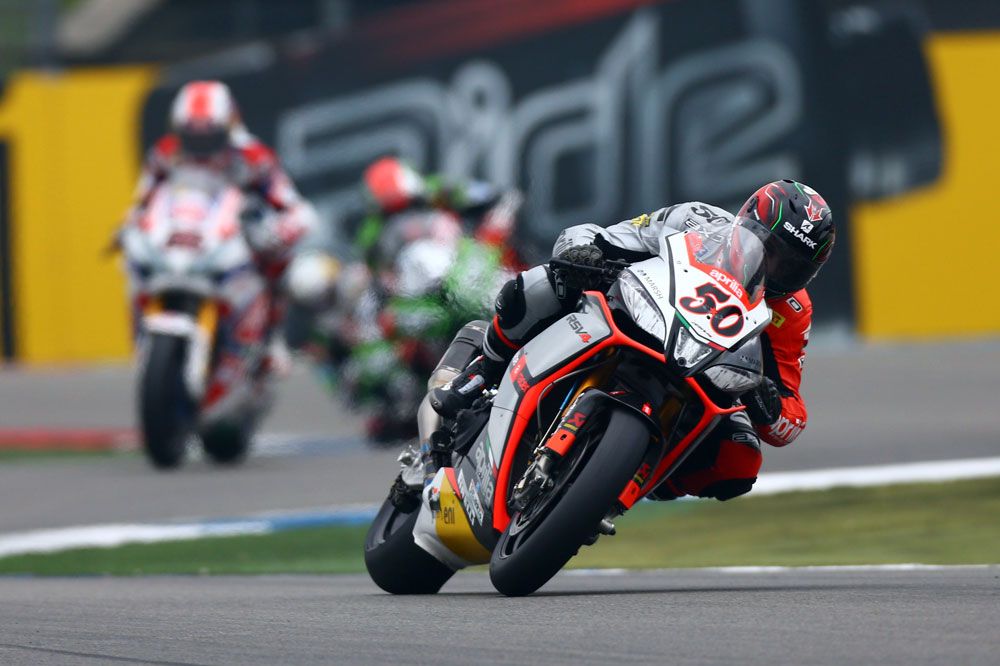 Guintoli y Rea triunfan en Assen
