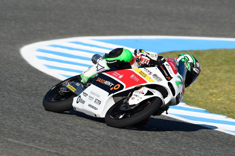 Efrén Vázquez pasa al ataque en el FP3 de Moto3