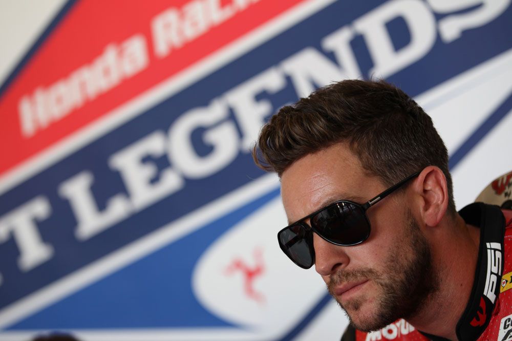 Muere el piloto inglés Simon Andrews