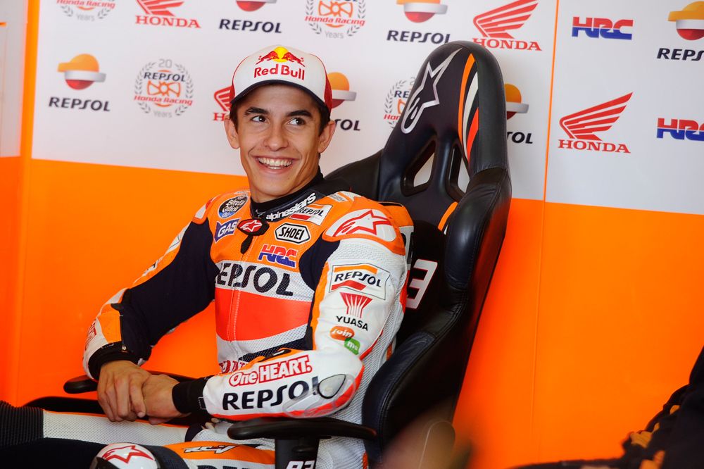 Carmelo Ezpeleta: “Difícilmente Márquez podría correr en dos categorías”