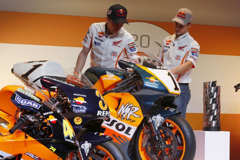 Márquez y Pedrosa se suben a las motos campeonas del Repsol Honda Team