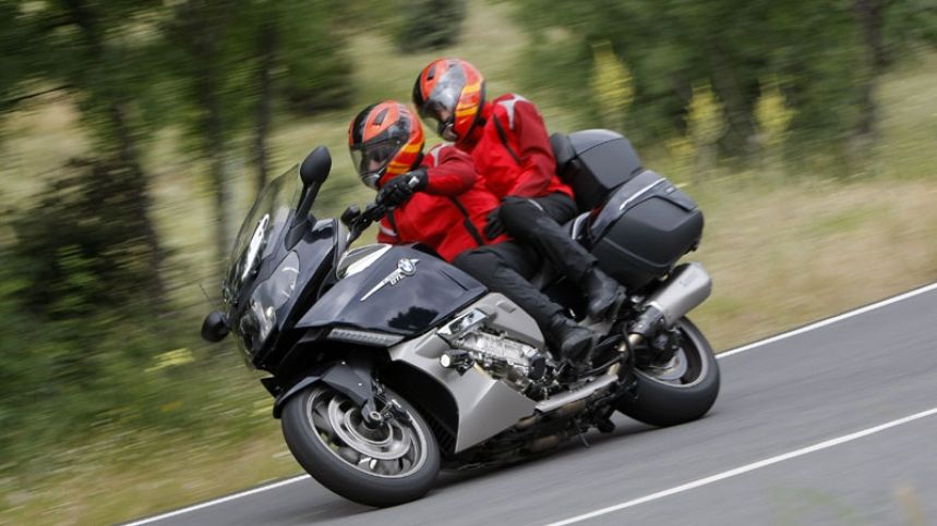 Los usuarios de motoVitae salen en moto con pasajero