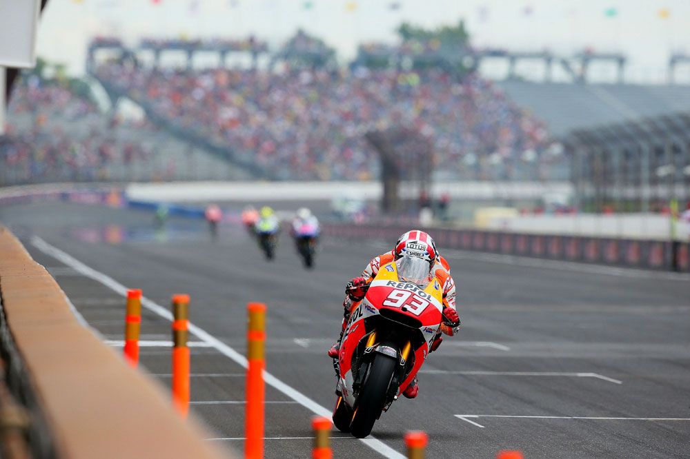 Lorenzo y Pedrosa aprietan a Márquez en los primeros libres