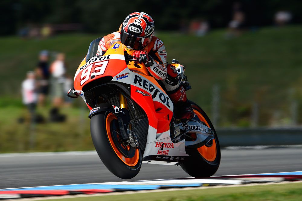 Márquez domina en agua; Iannone lo hace en seco
