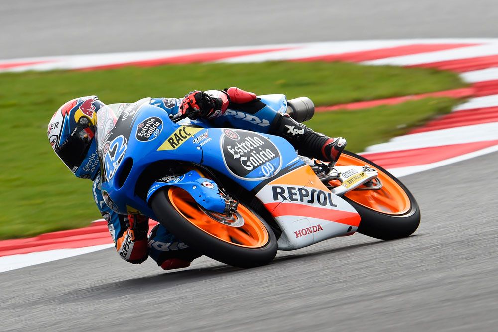 Alex Rins domina unos primeros libres pasados por agua