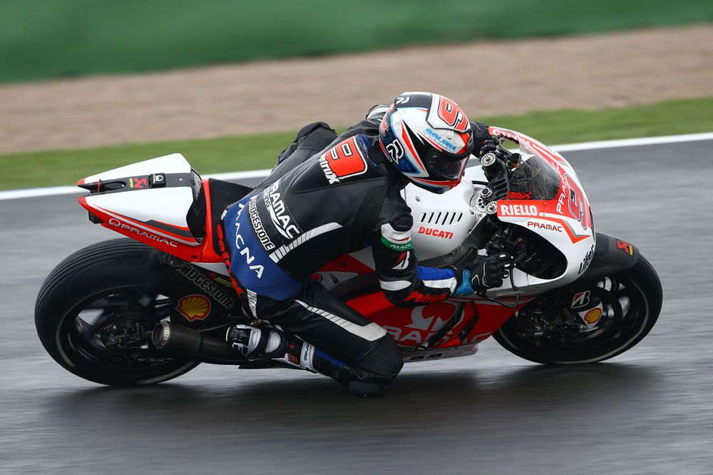 Petrucci el más rápido bajo la lluvia el segundo día en Valencia