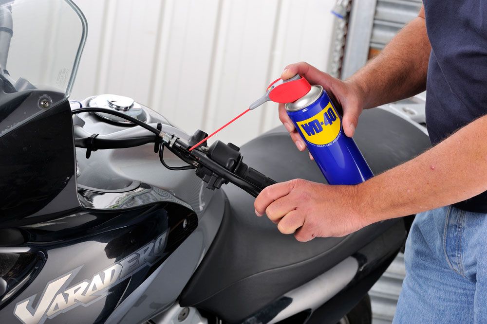 Reparar y limpiar un motor de moto antiguo con WD-40®