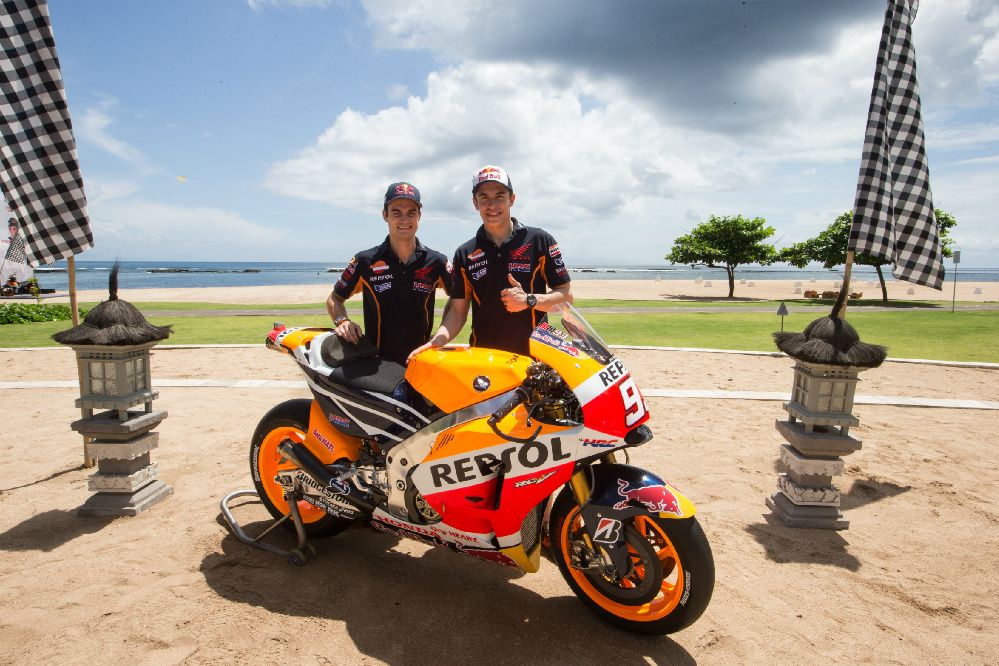 Márquez y Pedrosa desvelan la Honda 2015 en Bali