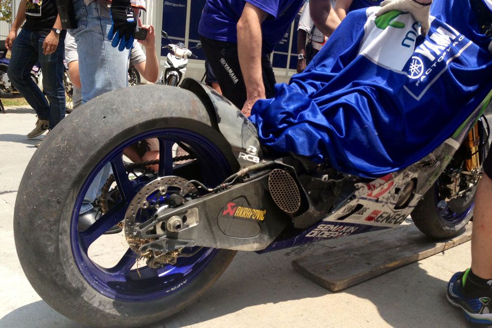 Dura caída de Lorenzo en el test de Michelin