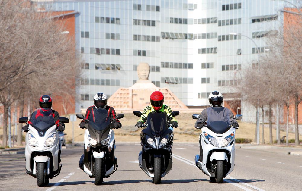 Comparativa Maxiscooter 400: Suzuki Burgman, KYMCO Xciting 400i, Peugeot Satelis 400 y Yamaha X-MAX 400