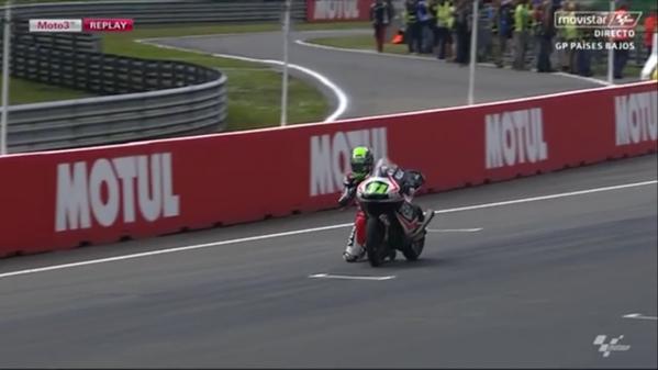 Vídeo: ¡Ajo cruza de rodillas la meta de Assen!