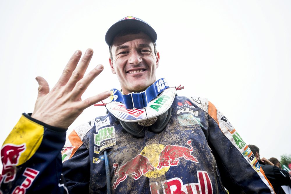 Marc Coma se baja de la moto
