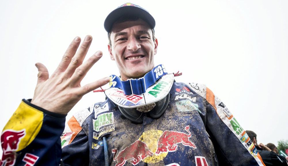Marc Coma se baja de la moto Marc Coma se baja de la moto
