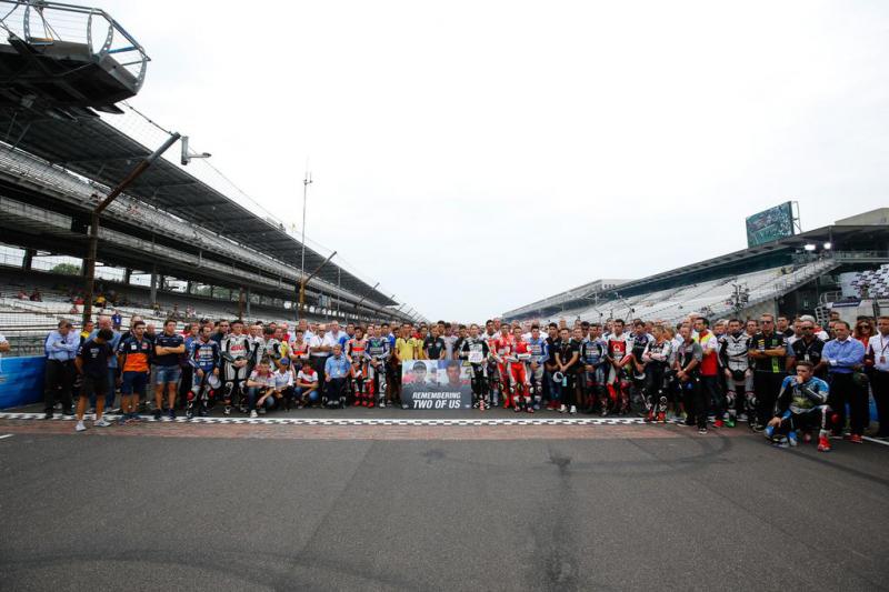 MotoGP homenajea a Martínez y Rivas