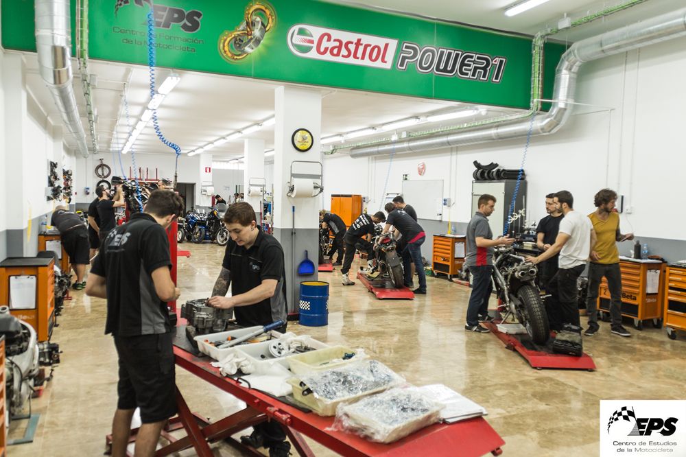 Beca Castrol en Mecánica y Electricidad de la Moto
