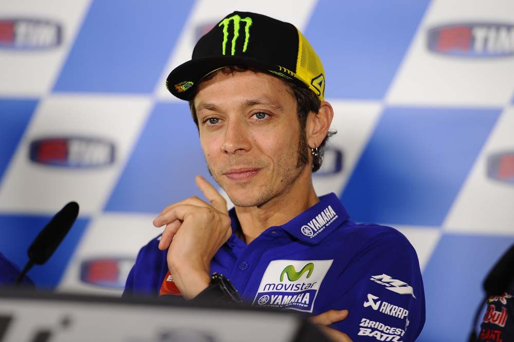 Rossi ironiza sobre la lesión de Lorenzo