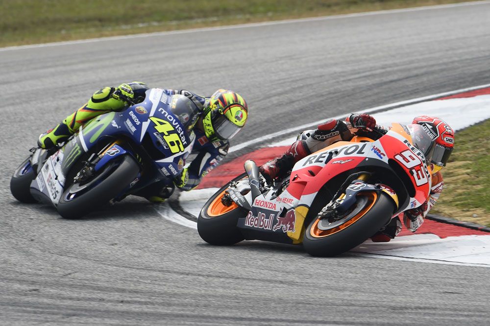 Vídeo: La polémica acción de Rossi sobre Márquez en Malasia