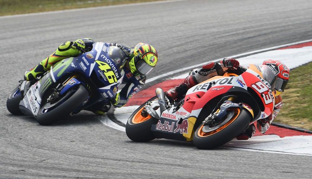 Vídeo: La polémica acción de Rossi sobre Márquez en Malasia Vídeo: La polémica acción de Rossi sobre Márquez en Malasia
