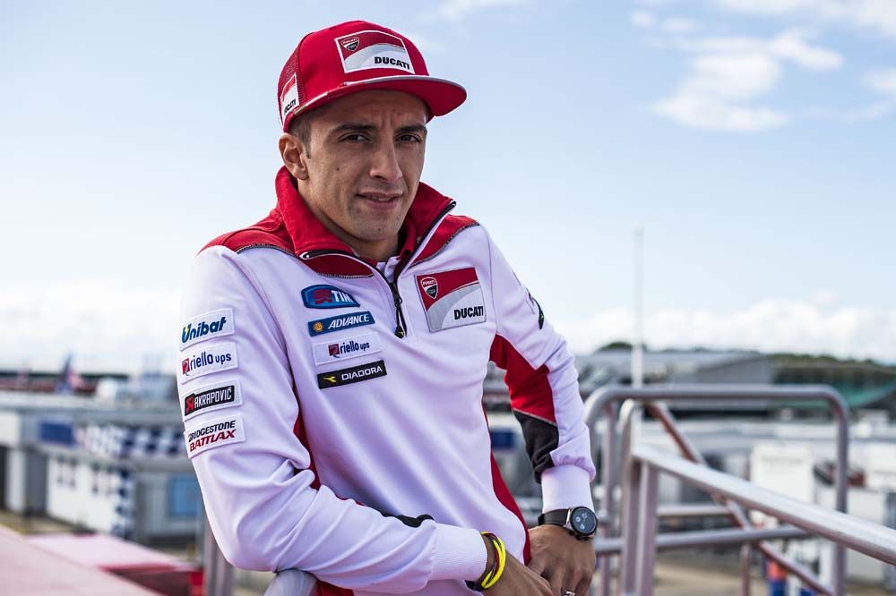 Iannone habla con Márquez y Ezpeleta