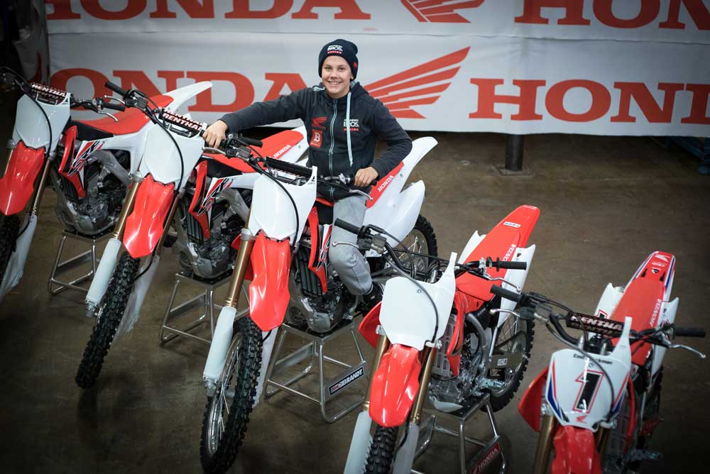 Honda regala cinco motos a Emil Weckman