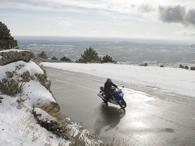 Consejos de conducción de moto en invierno