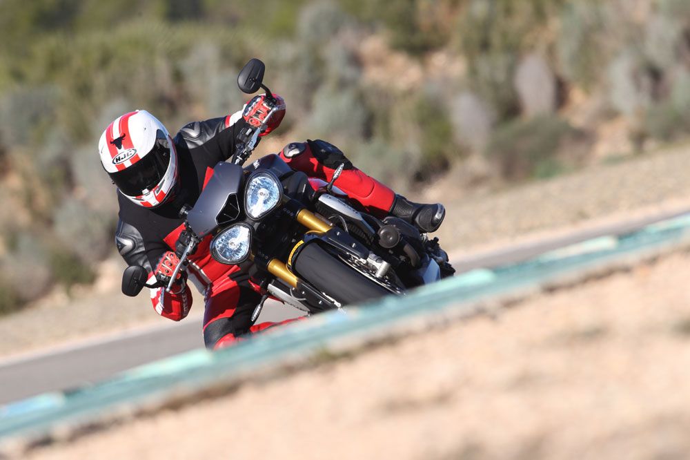 Triumph Speed Triple R 2016, supernaked efectiva y con nueva electrónica