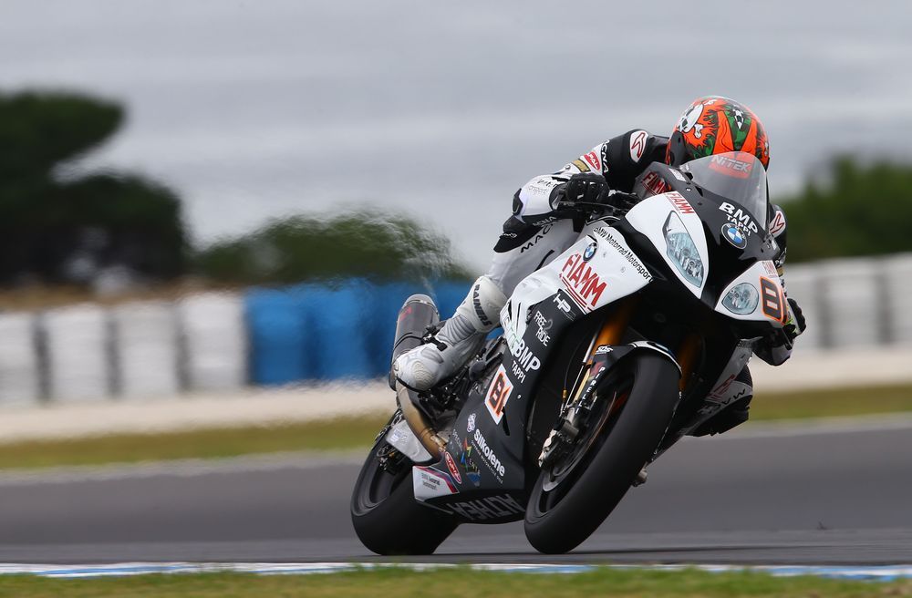 Jordi Torres y Xavi Forés brillan el primer día de entrenamientos de Superbike