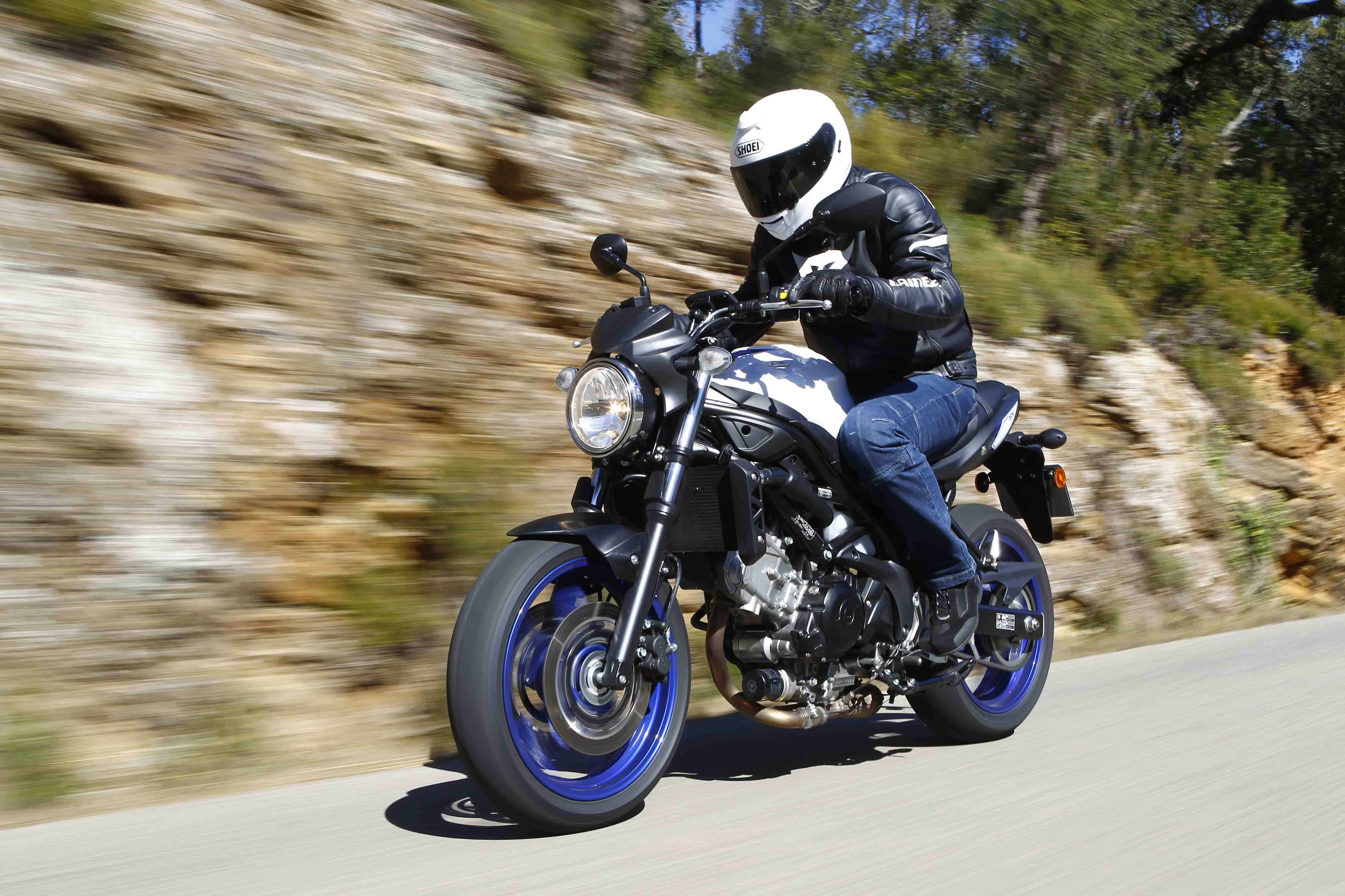 Suzuki SV650, una SV actualizada y una Gladius modificada