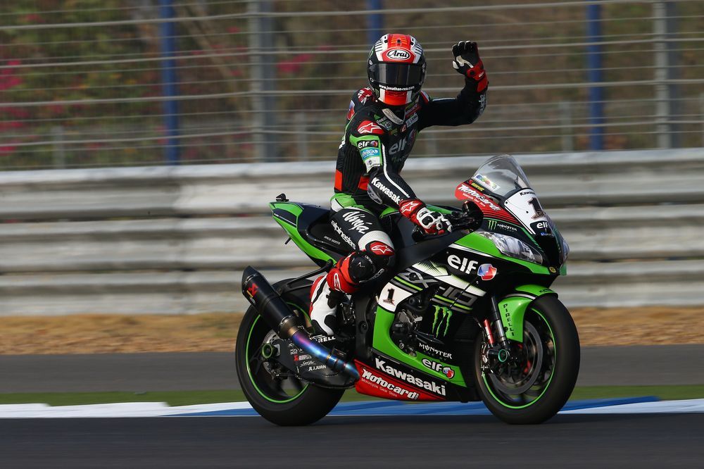 Jonathan Rea derrota a Tom Sykes en la primera carrera de Tailandia
