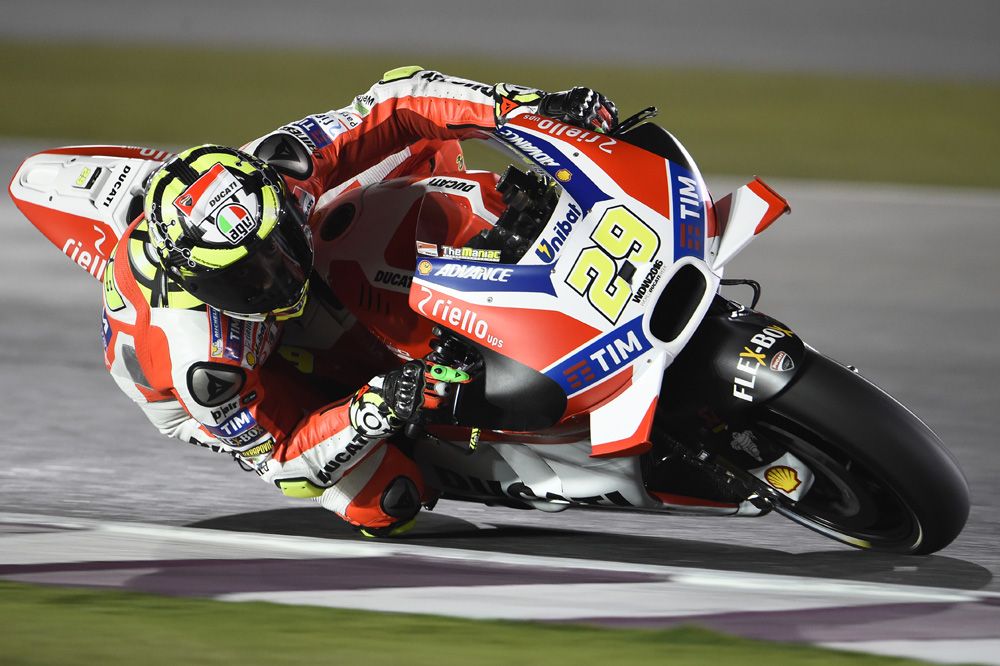 Andrea Iannone lidera los segundos libres de MotoGP en Qatar