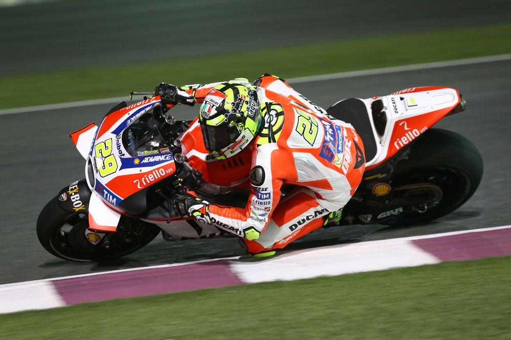 Andrea Iannone bate a Lorenzo y a Márquez en el FP3
