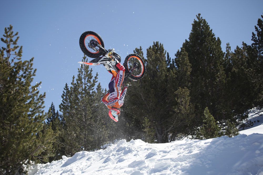 El backflip de Toni Bou en la nieve