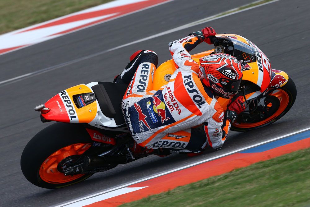 Marc Márquez logra la pole pese a irse al suelo