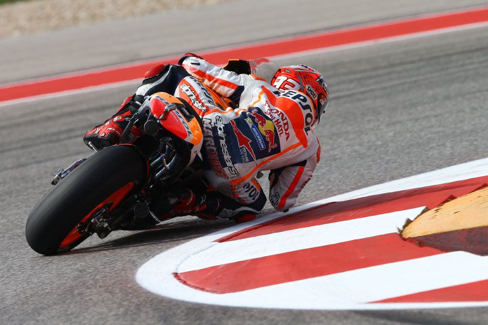 Marc Márquez lidera en su feudo pese a una caída